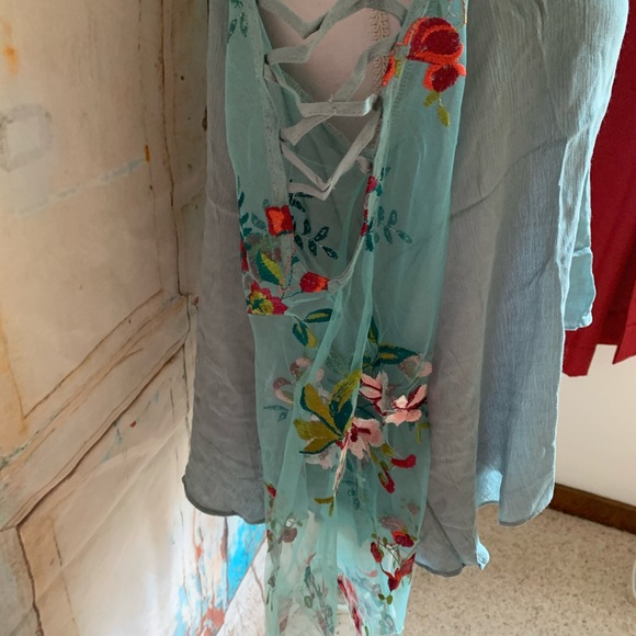 Embroidered cross cross tulle bell sleeve blouse - Picture 3 of 5